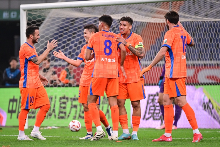 足球报：泰山队明年战略成绩和年轻人培养并重，签优秀外援中卫