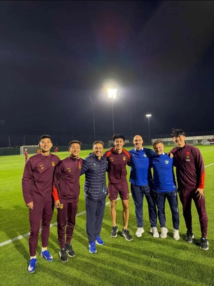 电竞比分网-师徒再聚首！前广州球员与卡纳瓦罗合影，曾一起夺2019年中超冠军